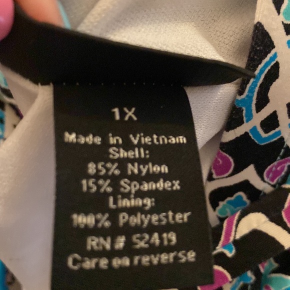 Women’s swim top 1X. - Picture 3 of 4